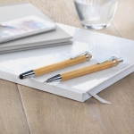 Set ecológico de bolígrafo y lápiz para regalar tinta azul Bambú color madera vista bodegón
