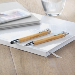 Set ecológico de bolígrafo y lápiz para regalar tinta azul Bambú color madera vista bodegón principal