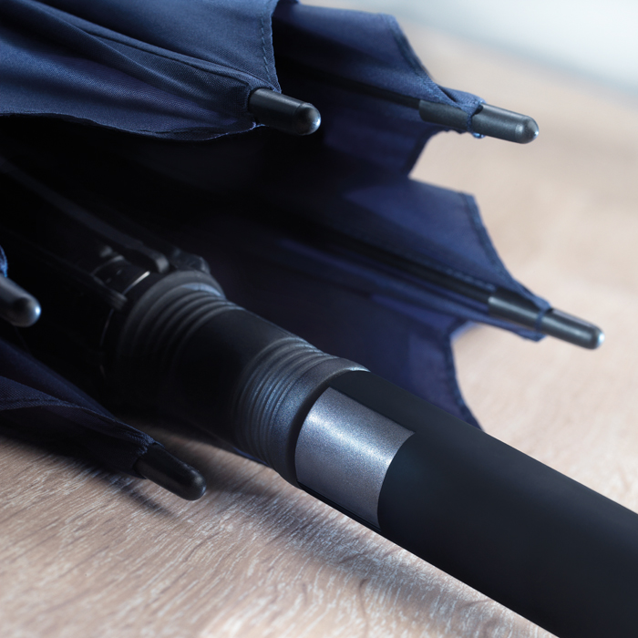 Paraguas resistente al viento con apertura automática Ø102 Twister color azul segunda vista bodegón