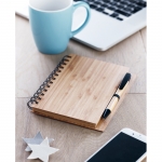 Libreta reciclada con boli y tapas de bambú A5 hojas a rayas Bamboo color madera vista bodegón