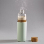 Botella de cristal y tapón de bambú con funda de silicona 600ml color verde claro cuarta vista