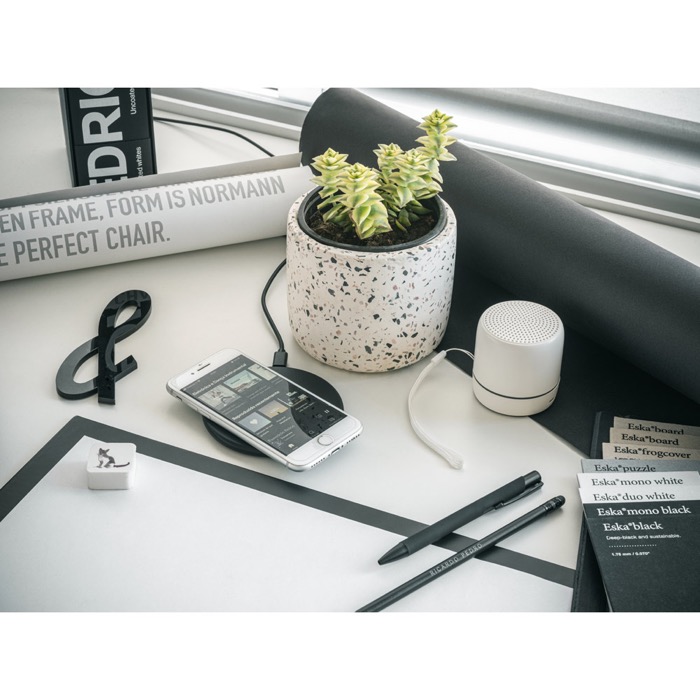 Cargador inalámbrico de ABS reciclado superrápido de 10W vista bodegón Cargador inalámbrico de ABS reciclado superrápido de 10W vista bodegón