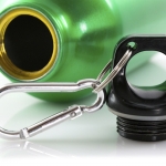 Botella de aluminio pequeña con mosquetón color verde 7