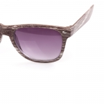 Gafas publicitarias efecto madera con logo en la patilla PineTree color marrón oscuro cuarta vista