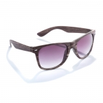 Gafas publicitarias efecto madera con logo en la patilla PineTree color marrón oscuro primera vista