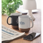 Taza de cerámica mate con base de corcho de 300ml Design Cork color blanco segunda vista bodegón 2