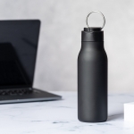 Botella termo de acero inoxidable con asa en la tapa 600ml Fancy vista de ambiente