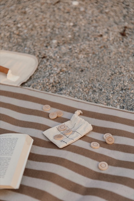 Juego de tres en raya de madera con tablero en bolsa de algodón color marrón Juego de tres en raya de madera con tablero en bolsa de algodón color marrón