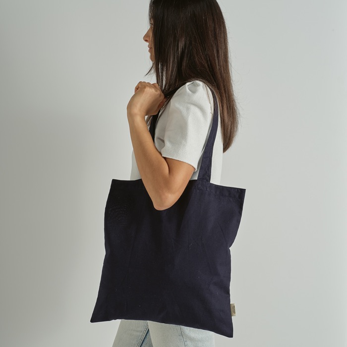 Bolsa de la compra de algodón reciclado con asas largas 140 g/m2 color azul marino vista de ambiente Bolsa de la compra de algodón reciclado con asas largas 140 g/m2 color azul marino vista de ambiente