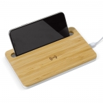 Elegante cargador inalámbrico de bambú formato bandeja Bamboo Tray color madera tercera vista