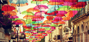 Paraguas para la decoración en las calles