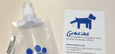 Botellas publicitarias de ayuntamientos para el pipi de los perros