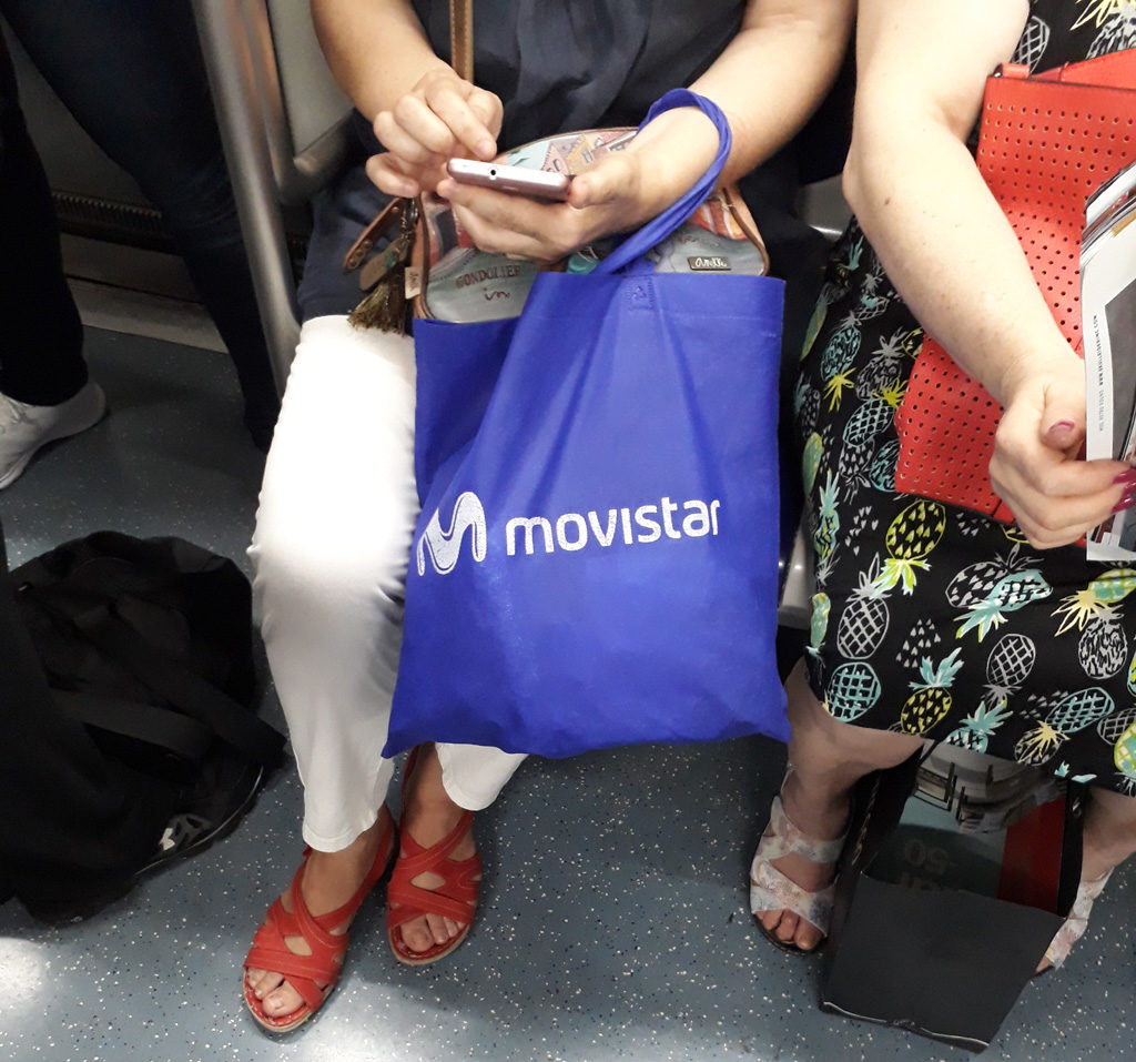 Bolsas publicitarias en el metro: una pasarela de tendencias en regalo personalizado
