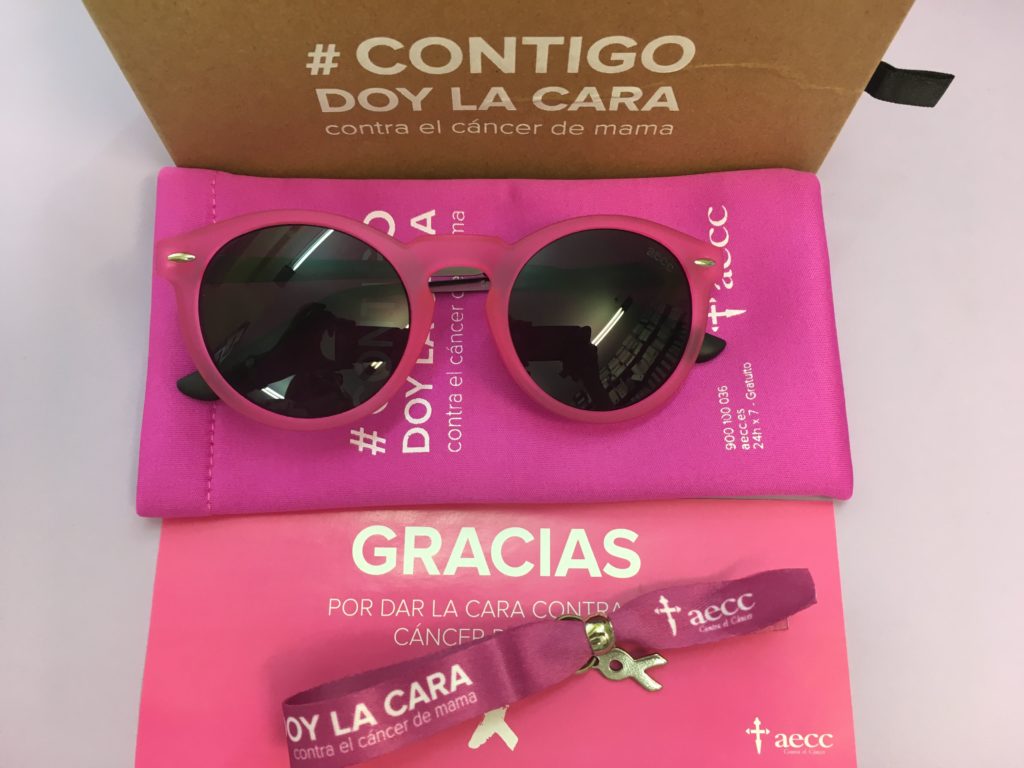 gafas y pulseras merchandising aecc 