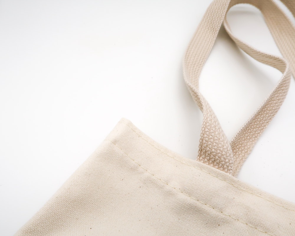 Las bolsas de tela son uno de los ejemplos más claros de regalos ecológicos.