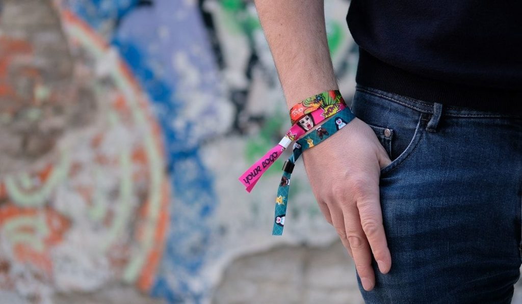 Pulseras para controlar acceso y distancias en festivales y eventos