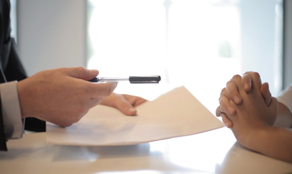 firma con bolígrafo publicitario