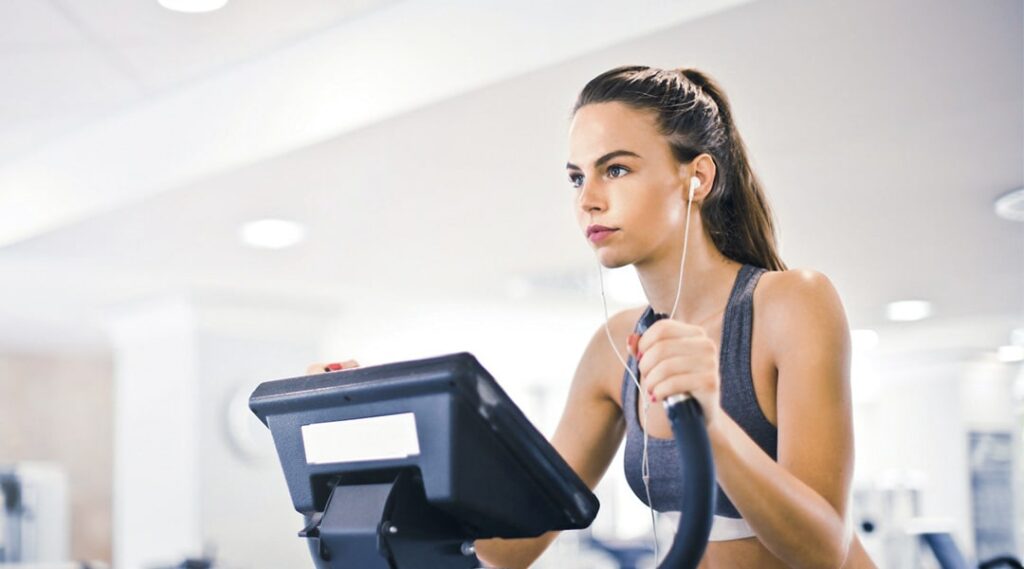 Chica en el gimnasio con auriculares