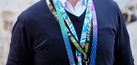 Persona con lanyard