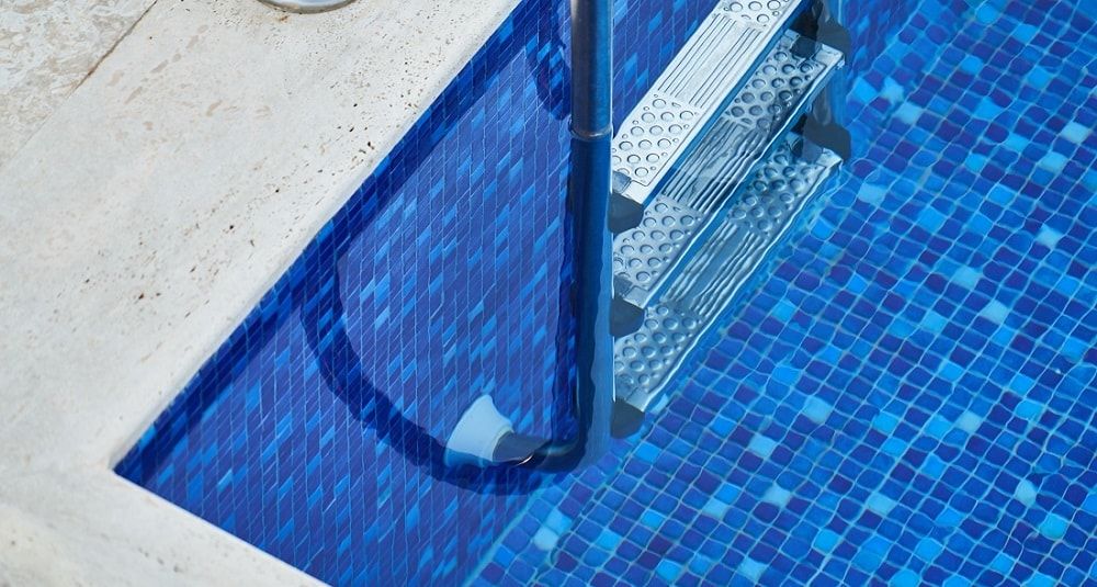 escalerilla piscina