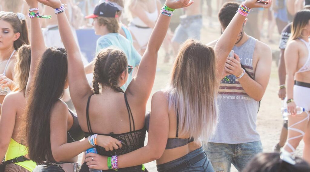 Chicas en un festival con pulseras