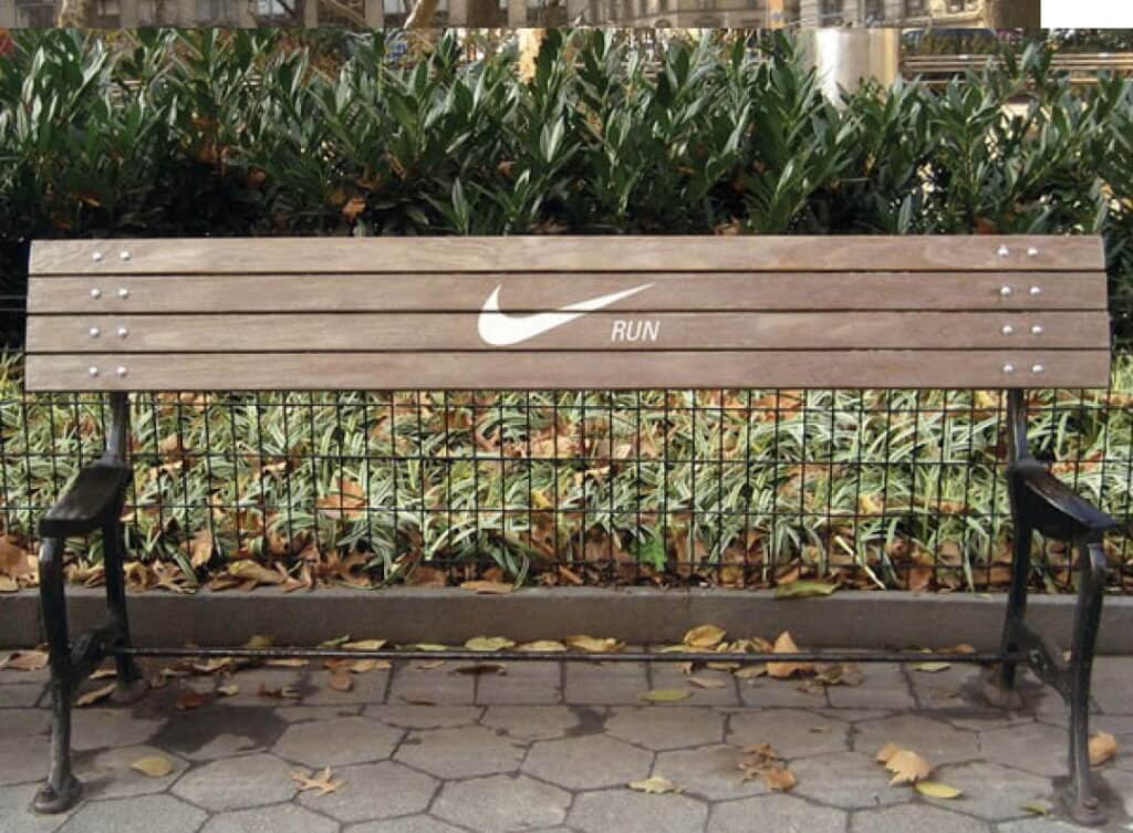 Banco con el logo de Nike