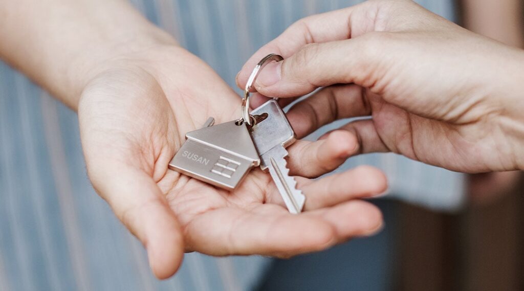 Llavero con forma de casa personalizado con un nombre