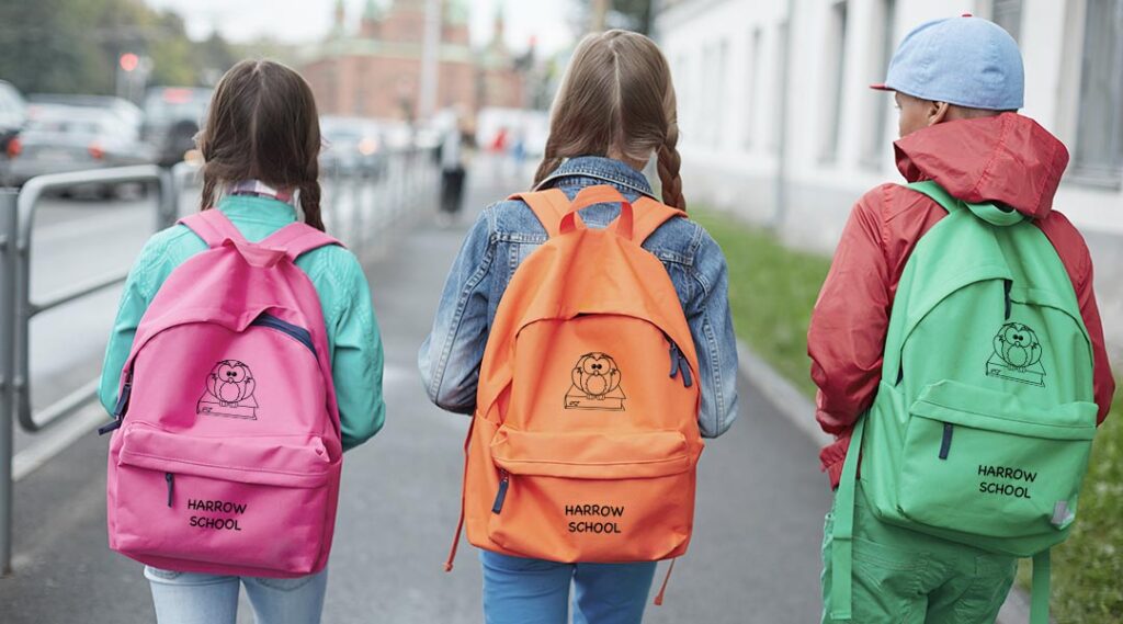 niños con mochilas con logo