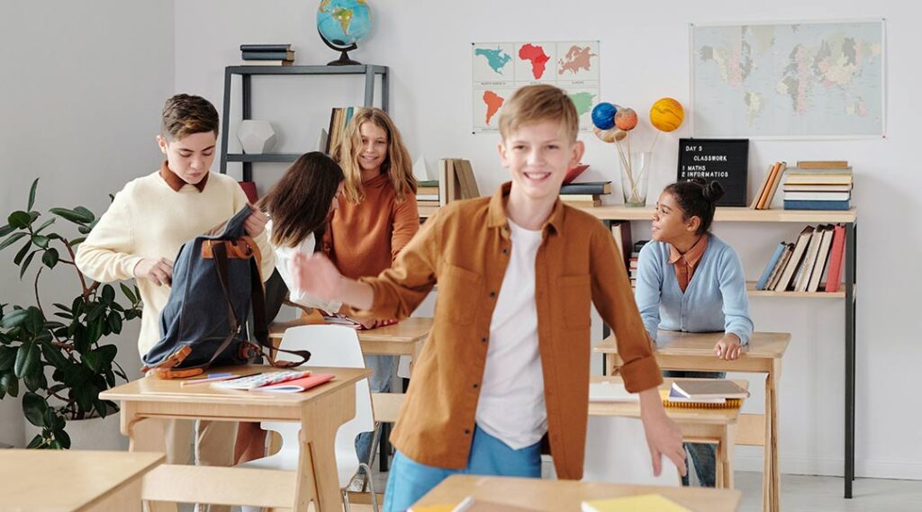 niños en clase