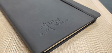 Libreta de color gris con logo