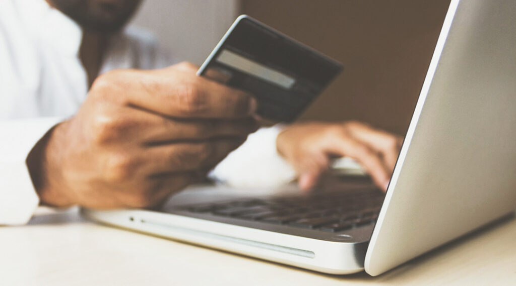 Persona haciendo una compra online