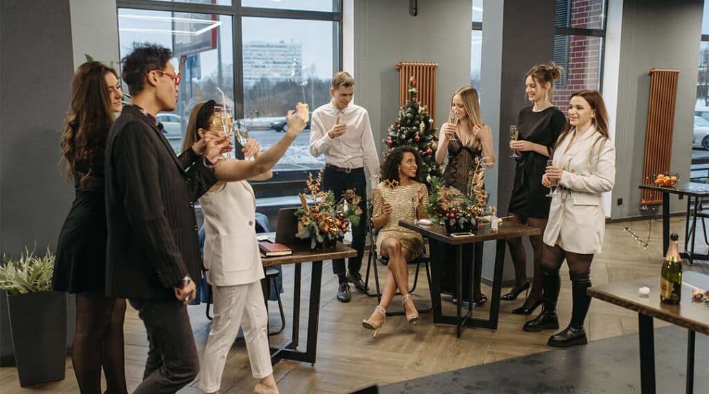 Equipo de trabajo celebrando la Navidad