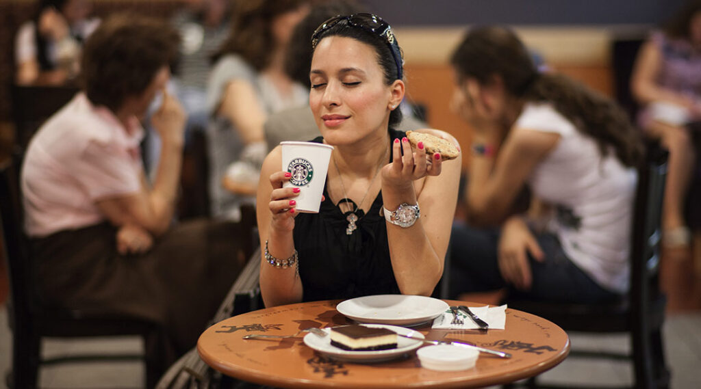 Chica bebiendo café en Starbucks