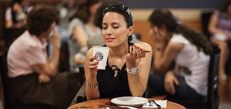 Chica bebiendo un café en Starbucks