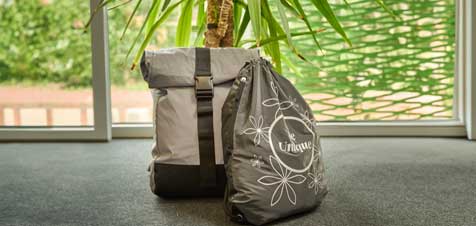 Mochila con logos reflectantes