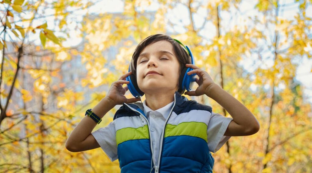 Niño escuchando música