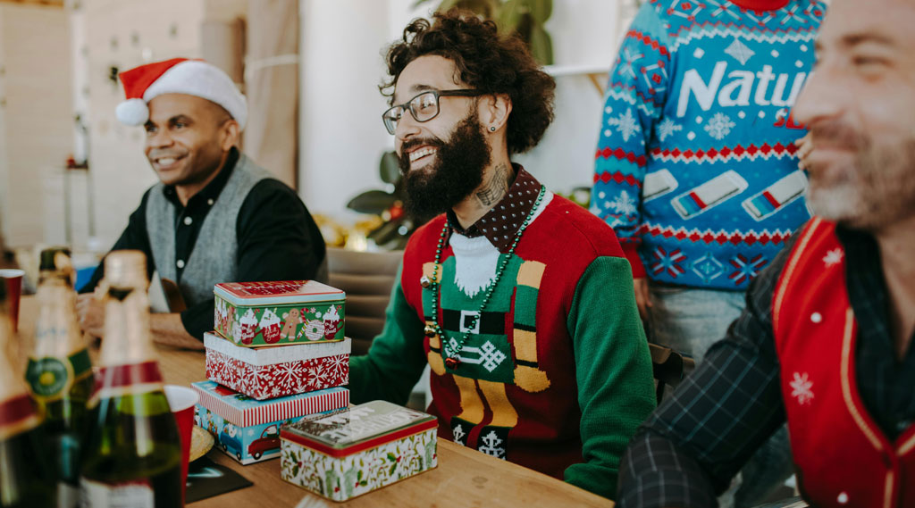 Empleados con uniforme navideño