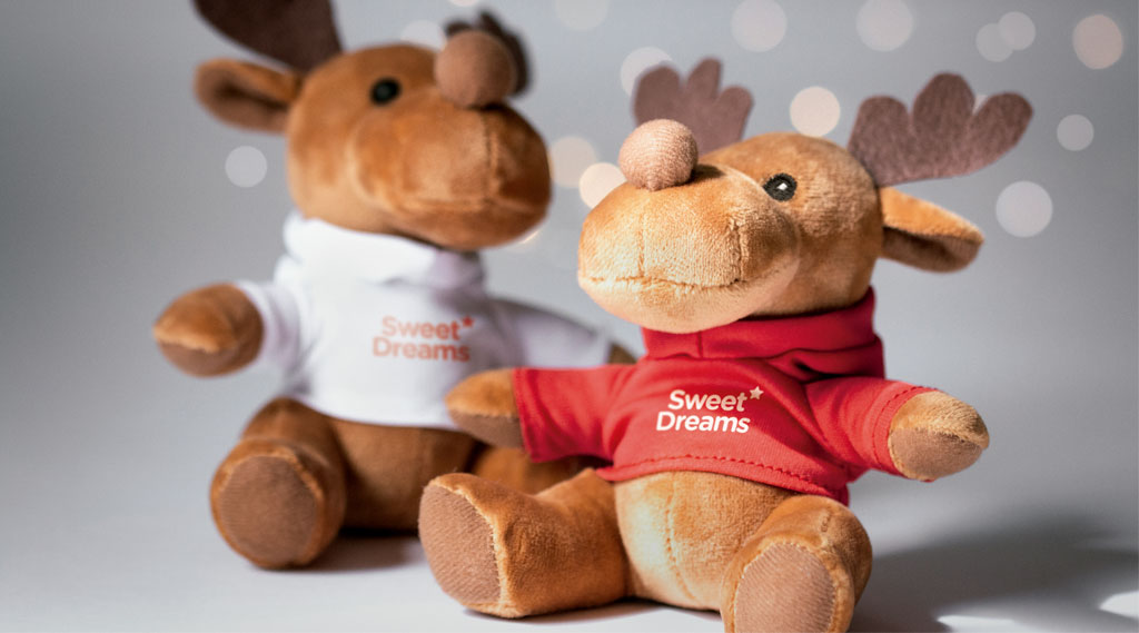 Dos renos de peluche personalizados con logotipo