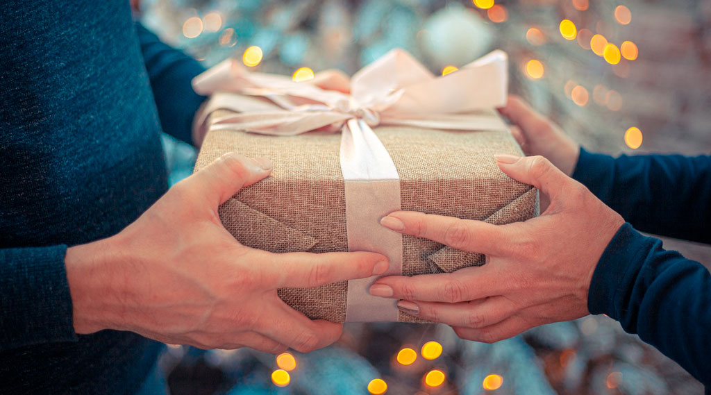 Una persona recibiendo un regalo