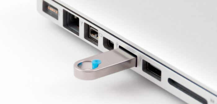 USB metalizado en un ordenador