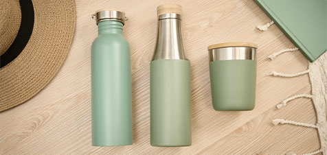Termo, botella y tazas térmicas de color verde