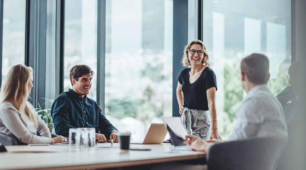 Reuniones más periódicas y con libertad para los empleados.