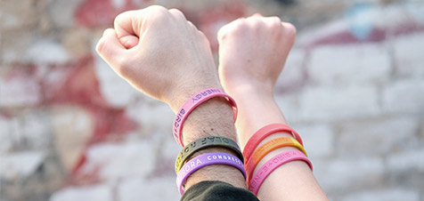 Pulseras de silicona con el logotipo en relieve