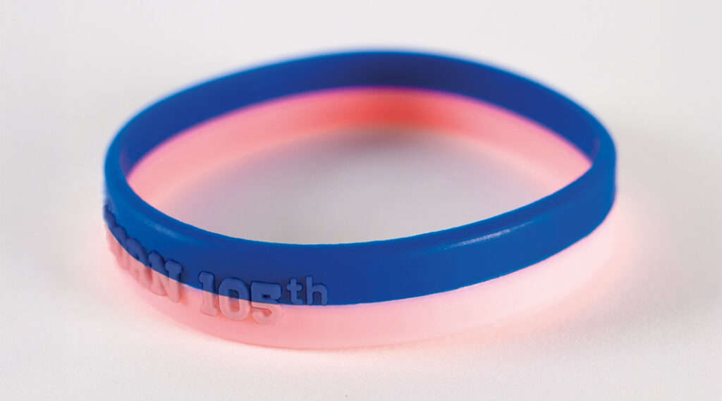 Pulsera con el logotipo en alto relieve