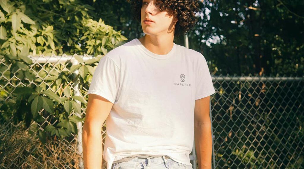 Modelo con camiseta blanca promocional