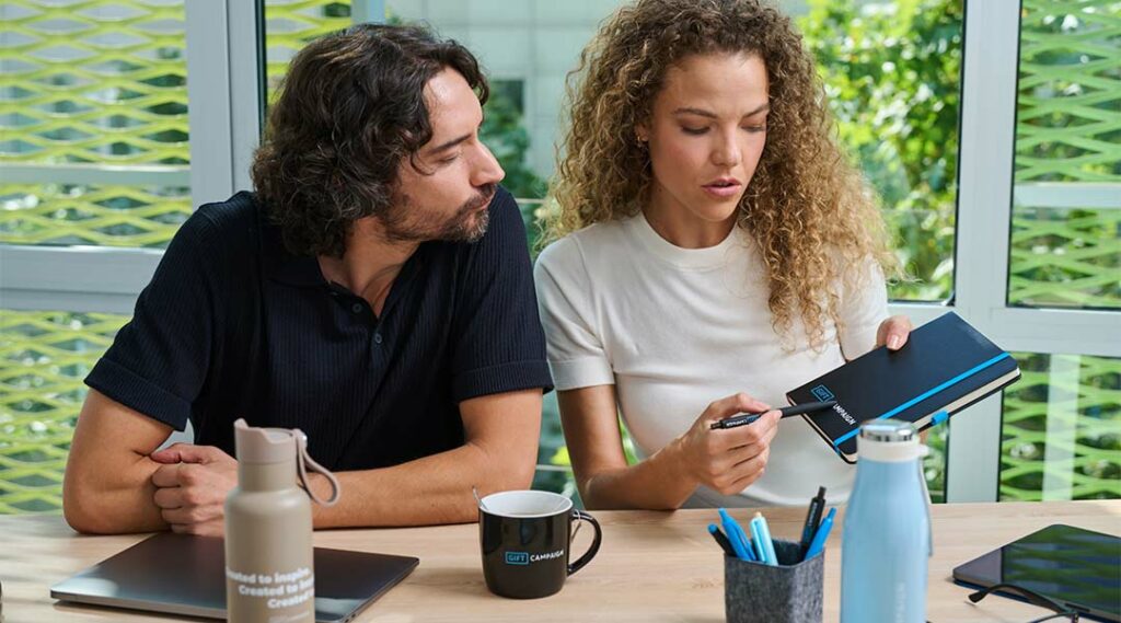 Un chico y una chica con regalos promocionales