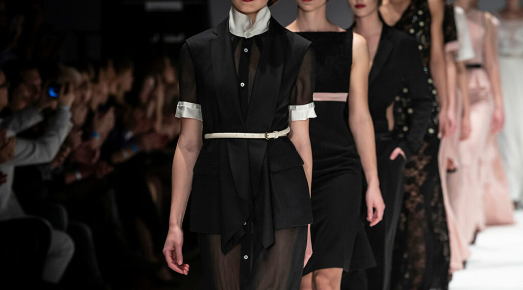 Modelos desfilando en la pasarela