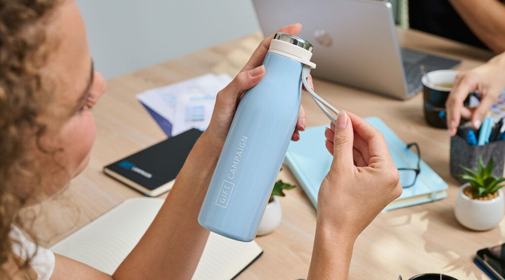 Chica con una botella promocional