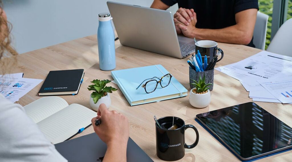 Un escritorio con varios productos promocionales