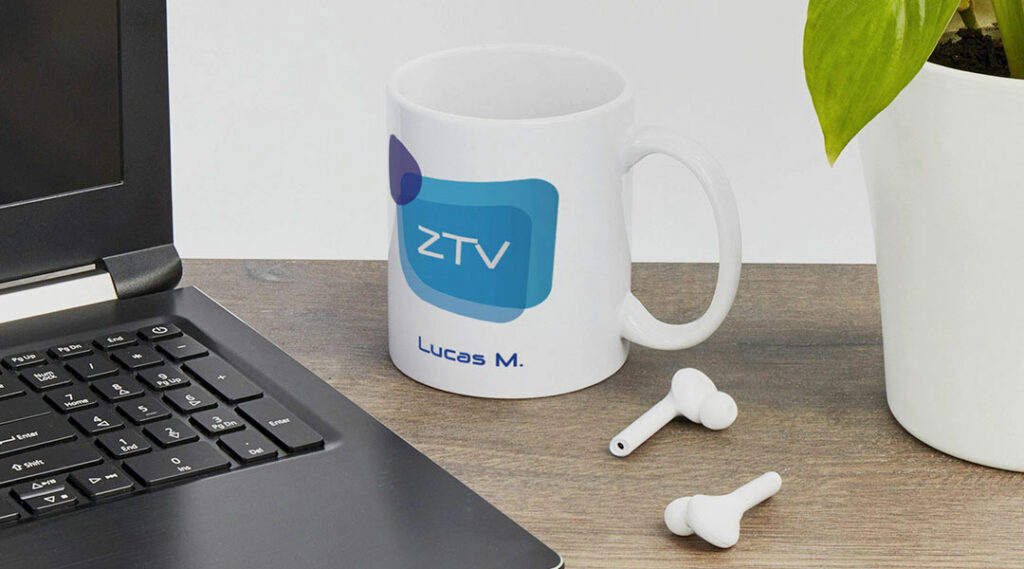 Taza sobre un escritorio con el logo de una empresa